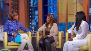 Blusa adornada con joyas de organza Priscilla de Antonio Melani usada por Joaquina Kalukango como se vio en Good Morning America el 29 de enero de 2025