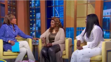 Antonio Melani Rylan Falda midi lápiz con adornos de crepé joya usada por Joaquina Kalukango vista en Good Morning America el 29 de enero de 2025