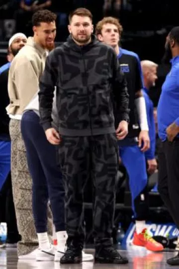 Jordan Dark Grey & Black Allover Hoop Sweatpants porté par Luka Dončić sur le compte Instagram @nbafashionfits