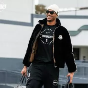 Moncler x Palm Angels Veste en duvet Ramsau en velours côtelé noir portée par Paul Jamaine Washington Jr. sur le compte Instagram @dallasmavs