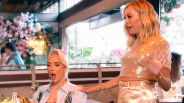 Pantalones palazzo con acabado satinado con cinturón Staud usados por Sutton Stracke como se ve en The Real Housewives of Beverly Hills (T14E09)
