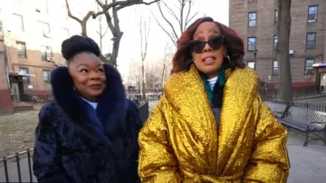 Dries van Noten Voltaire Abrigo acolchado de lamé de gran tamaño usado por Gayle King visto en CBS Mornings el 28 de enero de 2025