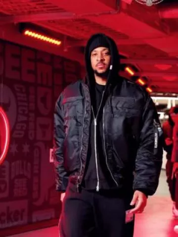 Blouson aviateur Vetements x Alpha Industries Black Racing Logos porté par CJ McCollum sur le compte Instagram @pelicansnba