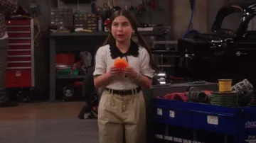 Suéter de manga corta azul Kimchi Carlie Pointelle usado por Georgia (Barrett Margolis) como se ve en Shifting Gears (S01E01)