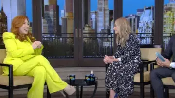 Chaqueta sastre de crepé Saiid Kobeisy usada por Lisa Ann Walter como se vio en LIVE with Kelly and Mark el 28 de enero de 2025
