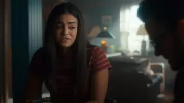 Gap Organic Cotton Vintage Shrunken T-Shirt worn by Alice Dhawan (Sadie Laflamme-Snow) as seen in The Way Home (S03E03)
