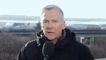 Parka aislante Fjallraven Nuuk con piel sintética desmontable usada por Tom Costello como se ve en Today el 30 de enero de 2025