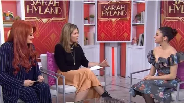 Markarian Giada Floral Robe à épaules dénudées portée par Sarah Hyland comme on le voit dans Today with Hoda & Jenna le 30 janvier 2025