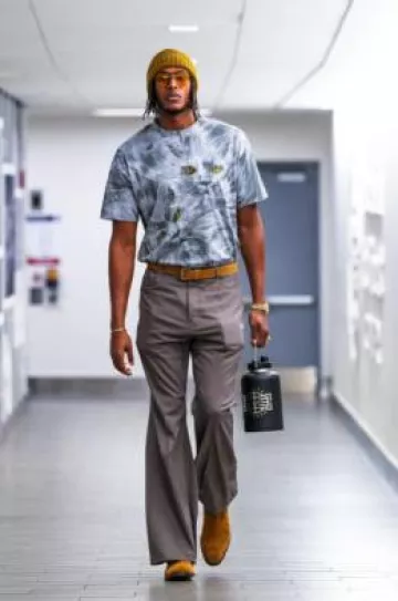 T-shirt Givenchy Grey Abstract Allover Cats Print porté par Myles Turner sur le compte Instagram @suns
