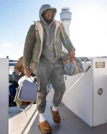 Chaqueta cortavientos Louis Vuitton Olive Green Damier Argyle usada por Donovan Mitchell en la cuenta de Instagram @suns