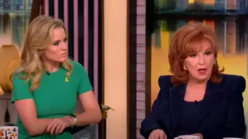 Vestido midi de lana ajustado de Victoria Beckham usado por Sara Haines visto en The View el 30 de enero de 2025