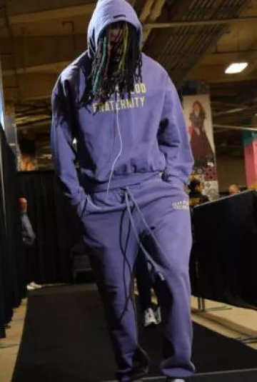 Sweat à capuche Fear of God Essentials Heavy Fleece porté par Temetrius Morant sur le compte Instagram @nbafashionfits