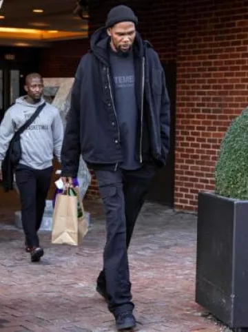 T-shirt Vetements Washed Black Limited Edition porté par Kevin Durant sur le compte Instagram @suns