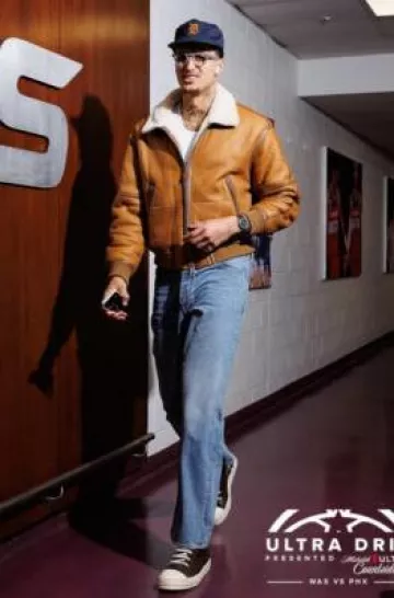 Chaqueta bomber Loro Piana Chestnut Beige Shearling usada por Kyle Kuzma en la cuenta de Instagram @washwizards