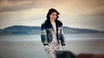 Chaqueta de Becka Garvey (Eve Hewson) en Bad Sisters (T01E03)