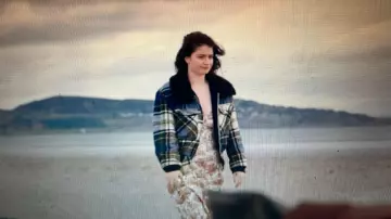 Chaqueta de Becka Garvey (Eve Hewson) en Bad Sisters (T01E03)