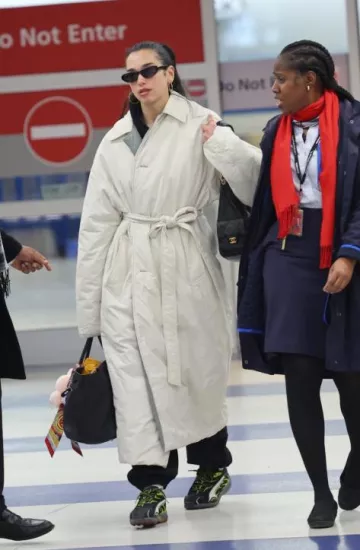 Lunettes de soleil Gcds Gd0021 01A portées par Dua Lipa à l’aéroport JFK le 23 janvier 2025