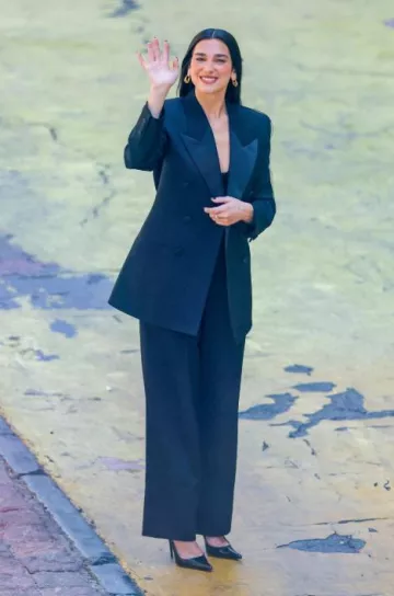 Veste de smoking Saint Laurent en Grain De Poudre portée par Dua Lipa lors du tournage d’une publicité au Chili le 23 janvier 2025