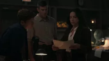 Chemise boutonnée Maxine en chiffon et en os portée par l’agent spécial Lala Dominguez (Mariel Molino) comme on le voit dans NCIS : Origins (S01E05)