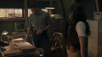 AG Aiden Chemise boutonnée en lyocell uni portée par l’agent spécial Leroy Jethro Gibbs (Austin Stowell) comme on le voit dans NCIS : Origins (S01E09)