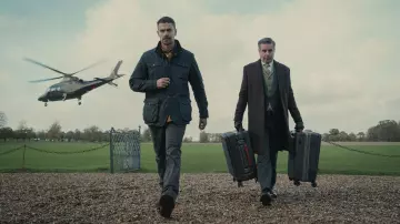 Veste verte portée par Eddie Halstead (Theo James) comme on le voit dans la série télévisée The Gentlemen (saison 1)
