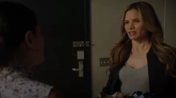 T-shirt à col en V en coton Vince Essential Pima porté par Jessica Knight (Katrina Law) comme on le voit dans NCIS (S22E01)