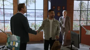 Veste en jean Paige Scout portée par Nick Torres (Wilmer Valderrama) comme on le voit dans NCIS (S22E01)