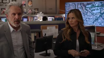 T-shirt à manches longues Old Navy porté par Jessica Knight (Katrina Law) tel qu’on le voit dans NCIS (S22E02)