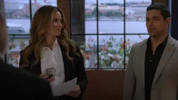 Theory Luxe Tenia Button Down Blouse porté par Jessica Knight (Katrina Law) comme on le voit dans NCIS (S22E02)