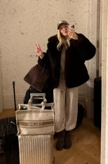 Bolso The Row Soft Margaux 17 en ante usado por Leonie Hanne en su historia de Instagram el 24 de enero de 2025