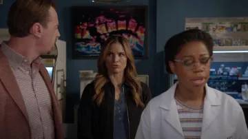 Veste zippée en coton mélangé Vince portée par Jessica Knight (Katrina Law) vue dans NCIS (S22E02)