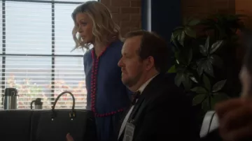 Chaqueta corta con cremallera delantera con cuentas de Emporio Armani usada por Wanda Prescot (Donna Mills) como se ve en NCIS (S22E03)