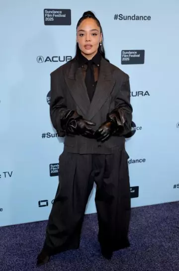 Vaquera Pinstripe Slouchy Blazer usado por Tessa Thompson en la gala de recaudación de fondos del Festival de Cine de Sundance el 24 de enero de 2025