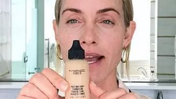 Fond de teint pour le visage et le corps de MAC Studio utilisé par Amber Valletta dans Amber Valletta’s Secret to Her Natural Supermodel Glow | Secrets de beauté | Vogue