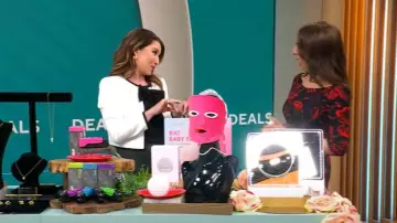 Alice + Olivia Kidman Bow Front Cropped Jacket portée par Courtney Cason comme on le voit dans CBS Mornings le 1er février 2025