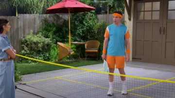 Fila Groundbreaker Short Sleeve Crew porté par Dave Johnson (Max Greenfield) comme on le voit dans The Neighborhood (S07E10)