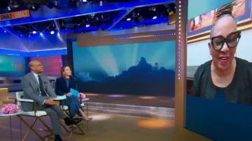 Vestido midi de denim Kendi Reformation usado por Eva Pilgrim como se ve en Good Morning America el 31 de enero de 2025