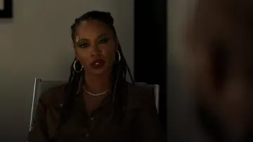 Camisa con bolsillo de parche de Helmut Lang usada por Gabi Mosely (Shanola Hampton) como se ve en Found (T02E11)