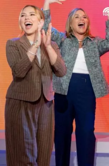 Blazer corto de mezcla de lino a rayas Dries Van Noten usado por Scarlett Johansson en The Today Show el 24 de enero de 2025