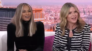 Cuello alto con hombros redondos de Balenciaga usado por Ciara como se ve en Today with Hoda & Jenna el 31 de enero de 2025