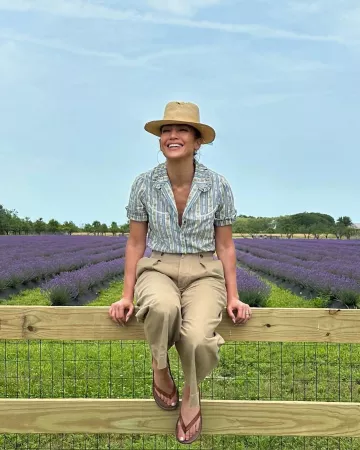 Blusa floral de algodón con lazo de Ralph Lauren usada por Jennifer Lopez en Los Hamptons el 4 de julio de 2024