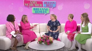 Falda bordada de pétalos de cristal de organza de camelia Bibhu Mohapatra usada por Ego Nwodim como se ve en Today with Hoda & Jenna el 4 de febrero de 2025