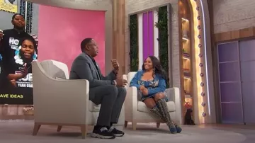 Bottes en denim hautes brodées de feuilles de Moschino portées par Sherri Shepherd comme on le voit à Sherri le 31 janvier 2025