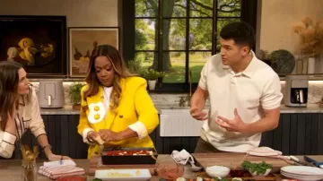 Broche Moschino White Maxi Eggs portée par Sunny Andersons comme on le voit dans The Drew Barrymore Show le 3 février 2025