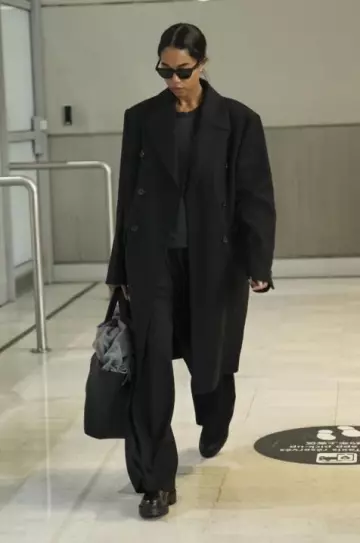 Gafas de sol Saint Laurent Sl 462 Sulpice usadas por Laura Harrier en el aeropuerto de París el 26 de enero de 2025