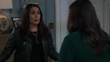 Mauritius Christy Rf Star Detail Blouson en cuir porté par Lois Cerullo (Rena Sofer) vu à l’hôpital général le 28 janvier 2025