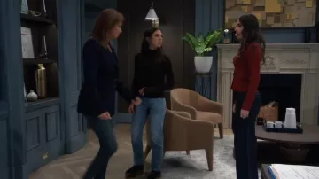 Maeve à Anthropologie Pull cardigan à col porté par Molly Lansing-Davis (Kristen Vaganos) tel qu’il est vu à l’hôpital général le 30 janvier 2025