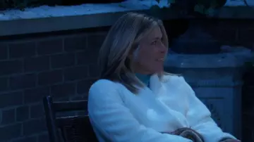 Donna Karan Veste portefeuille à nouer sur le devant portée par Carly Spencer (Laura Wright) vue à l’hôpital général le 30 janvier 2025