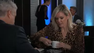 Alice + Olivia Ilan Chemise à manches longues à imprimé léopard portée par Ava Jerome (Maura West) vue à l’hôpital général le 31 janvier 2025