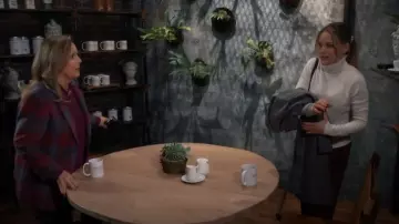 Veste en tweed à poches plaquées Triona Raspberry Check Una portée par Laura Collins (Genie Francis) telle qu’elle a été vue à l’hôpital général le 31 janvier 2025